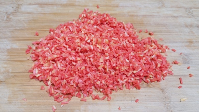 冬至美食 红油干拌饺子,<a style='color:red;display:inline-block;' href='/shicai/ 2559'>红萝卜</a>洗干净先用擦丝器擦成细丝,再剁碎。
