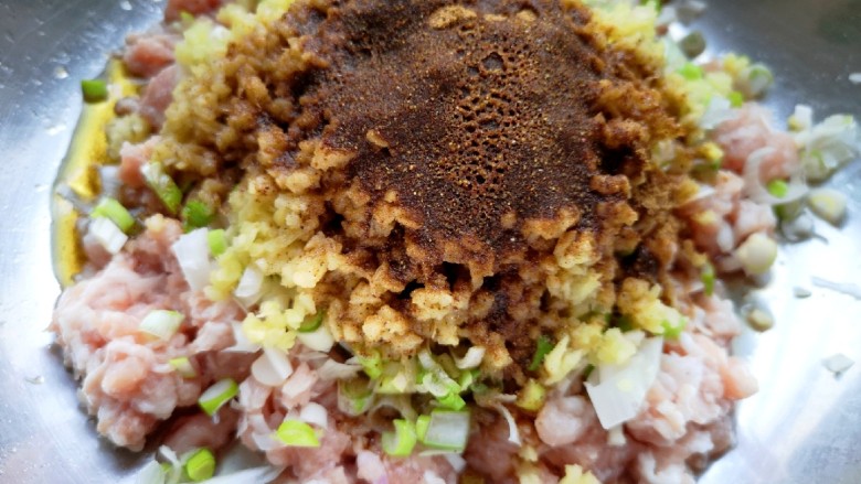 冬至美食  红油干拌饺子,炒锅内倒适量的食用油烧热，浇在十三香上面激出香味，搅拌均匀，让肉馅静置一会儿。