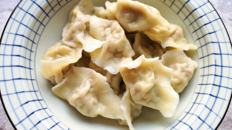 冬至美食 红油干拌饺子,煮好的饺子捞出,盛在一个大碗里面散一下热气。