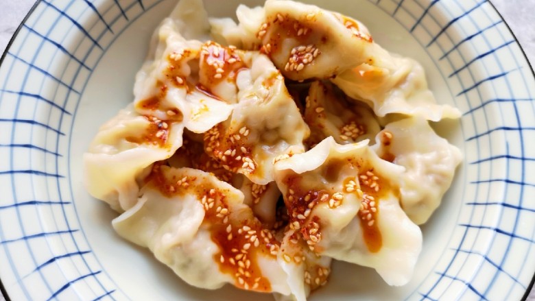 冬至美食 红油干拌饺子,根据自己的口味放盐、鸡精、生抽、香醋和香油,最主要是浇上红红的辣椒油搅拌均匀。