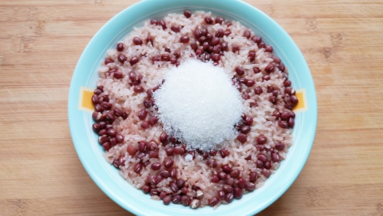 冬至美食 南瓜糯米饭,蒸好的糯米红豆从锅里取出,加入<a style='color:red;display:inline-block;' href='/shicai/ 10588'>糖</a>趁热搅拌均匀。