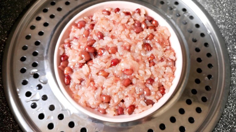 冬至美食 红豆糯米饭,重新入锅,再次蒸20分钟,焖5分钟出锅。