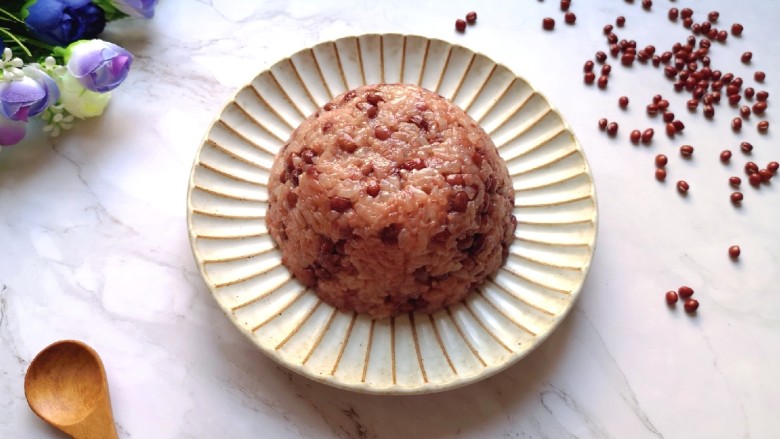 冬至美食  红豆糯米饭,红豆糯米饭完整扣出。