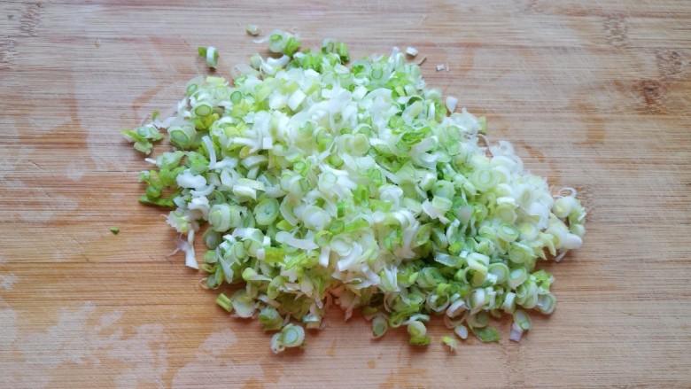 冬至美食 鸡蛋萝卜素馅饺子,<a style='color:red;display:inline-block;' href='/shicai/ 3250'>葱</a>切碎。
