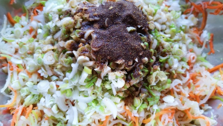 冬至美食 鸡蛋萝卜素馅饺子,炒锅内倒入适量的食用油烧热,浇在十三香上面激出香味,搅拌均匀。
