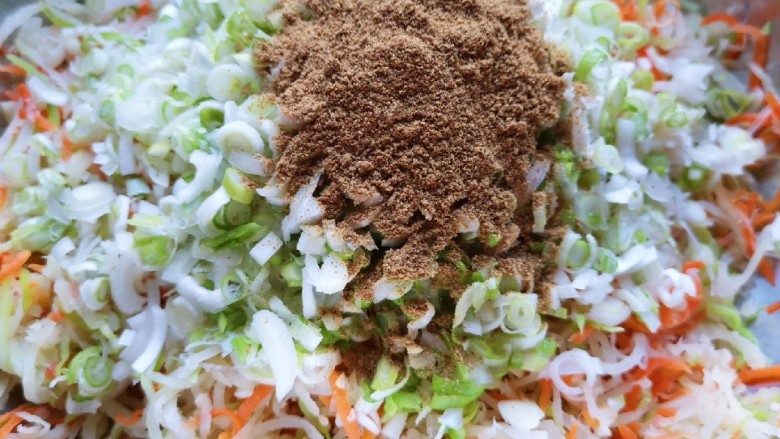 冬至美食 鸡蛋萝卜素馅饺子,放上葱花和<a style='color:red;display:inline-block;' href='/shicai/ 829'>十三香</a>。