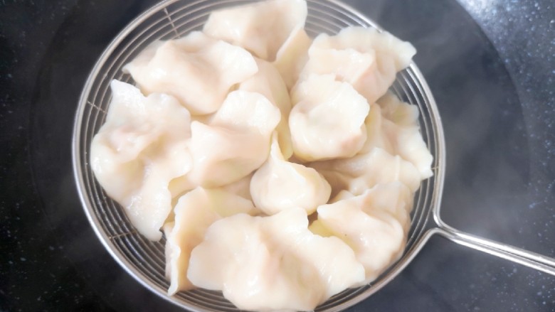 冬至美食 鸡蛋萝卜素馅饺子,捞出开吃。
