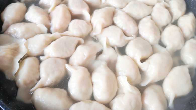 冬至美食 鸡蛋萝卜素馅饺子,煮熟。