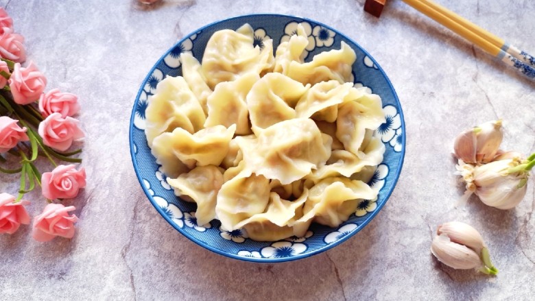 冬至美食 鸡蛋萝卜素馅饺子,味道很鲜很好吃。