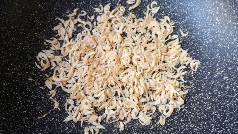 冬至美食 鸡蛋萝卜素馅饺子,炒锅烧热(不用油),下入<a style='color:red;display:inline-block;' href='/shicai/ 288'>虾皮</a>炒至焦黄色 关火盛出备用。