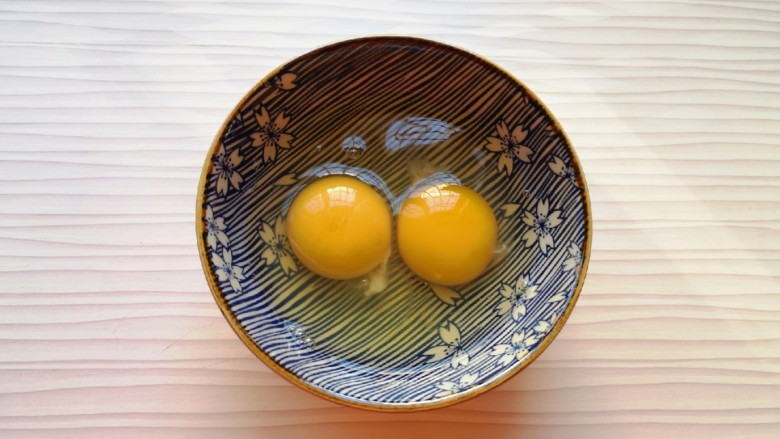 冬至美食 饺子皮小笼包,<a style='color:red;display:inline-block;' href='/shicai/ 9'>鸡蛋</a>打散。