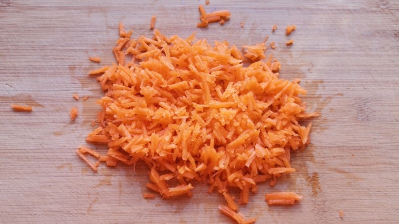 冬至美食 饺子皮小笼包,<a style='color:red;display:inline-block;' href='/shicai/ 25'>胡萝卜</a>先擦成细丝再剁碎。