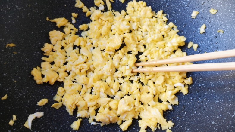 冬至美食 饺子皮小笼包,炒锅内倒适量的食用油烧热,下入蛋液用筷子快速划炒定型,晾凉备用。