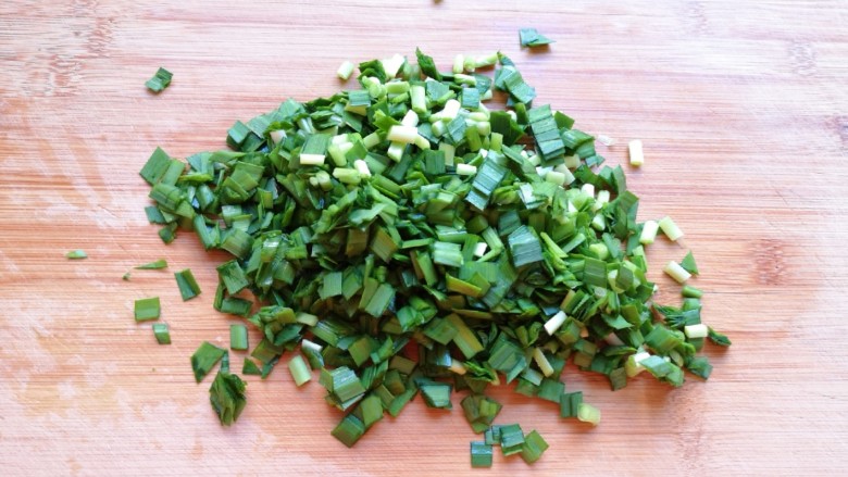 冬至美食 饺子皮小笼包,<a style='color:red;display:inline-block;' href='/shicai/ 116'>韭菜</a>洗干净控一下水分切碎。