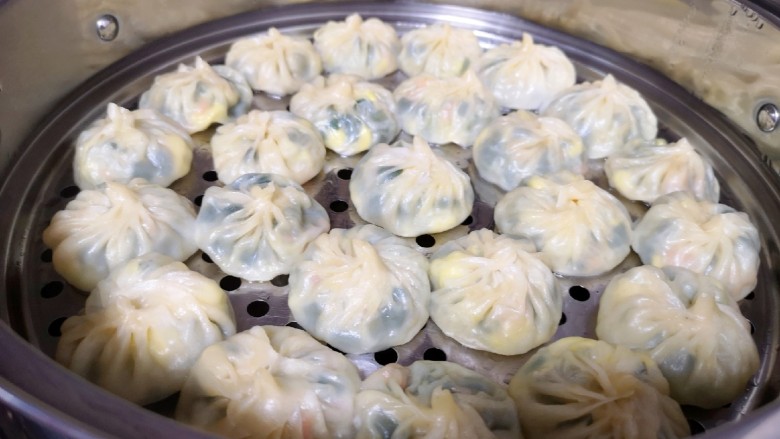 冬至美食 饺子皮小笼包,凉水上锅,上汽后大火蒸10分钟关火,焖2分钟左右出锅。
