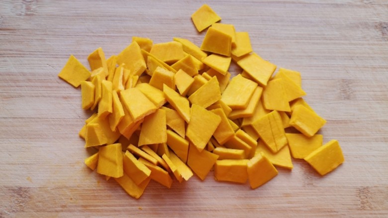 冬至美食 南瓜豆角馅包子,<a style='color:red;display:inline-block;' href='/shicai/ 7627'>板栗南瓜</a>去皮去瓤,洗干净切成片。