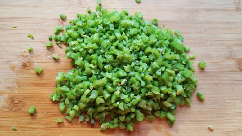 冬至美食 南瓜豆角馅包子,<a style='color:red;display:inline-block;' href='/shicai/ 3639'>豆角</a>洗干净焯水切碎。