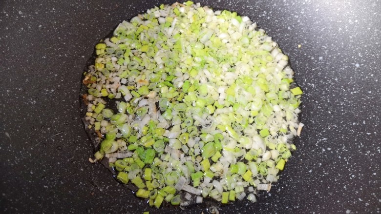 冬至美食 南瓜豆角馅包子,炒锅内倒适量的食用油烧热,下入葱花炒香关火。