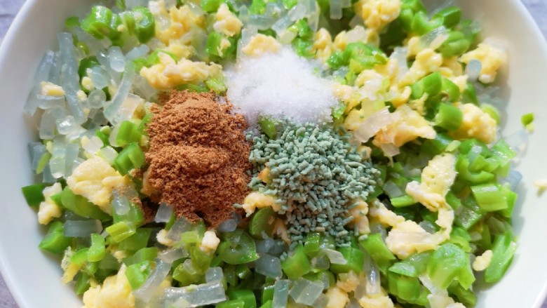 冬至美食 南瓜豆角馅包子,放<a style='color:red;display:inline-block;' href='/shicai/ 829'>十三香</a>、盐和蔬之鲜搅拌均匀。