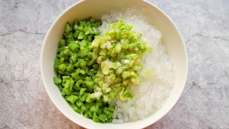 冬至美食 南瓜豆角馅包子,将炒好的葱花放在豆角粉条里面,搅拌均匀。