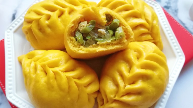 冬至美食 南瓜豆角馅包子,掰开一个看看,皮薄馅大味道好。