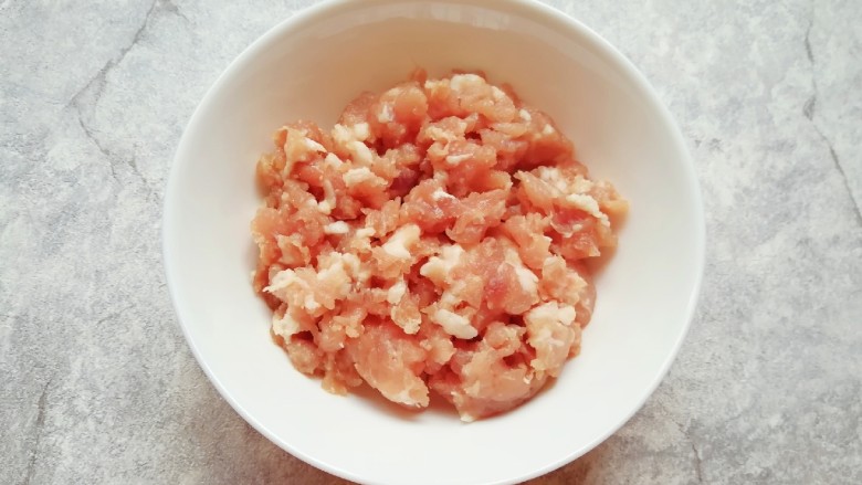 冬至美食 鲜肉酥饼,准备好<a style='color:red;display:inline-block;' href='/shicai/ 5353'>肉馅</a>。