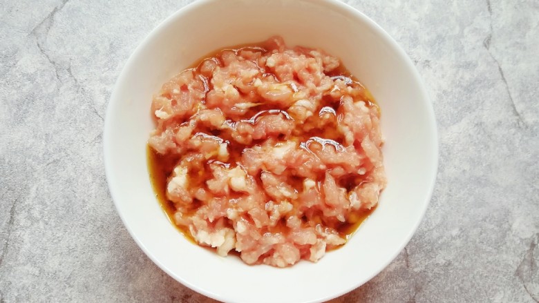 冬至美食 鲜肉酥饼,加入<a style='color:red;display:inline-block;' href='/shicai/ 847'>香油</a>搅打均匀。
