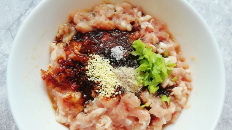 冬至美食  鲜肉酥饼,加入<a style='color:red;display:inline-block;' href='/shicai/ 762'>老抽</a>、<a style='color:red;display:inline-block;' href='/shicai/ 10588'>糖</a>、<a style='color:red;display:inline-block;' href='/shicai/ 721'>蚝油</a>、盐、<a style='color:red;display:inline-block;' href='/shicai/ 134296'>白胡椒粉</a>，<a style='color:red;display:inline-block;' href='/shicai/ 756'>鸡精</a>和小葱叶搅拌均匀。