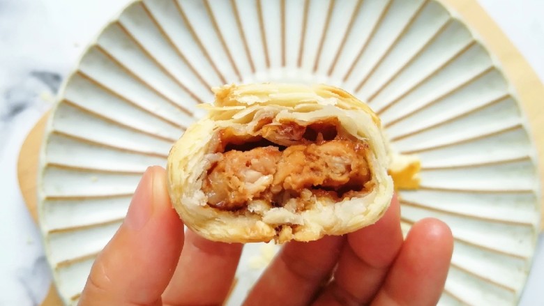 冬至美食 鲜肉酥饼,咬一口,表皮层层酥脆,肉馅鲜嫩多汁,好吃到没朋友。