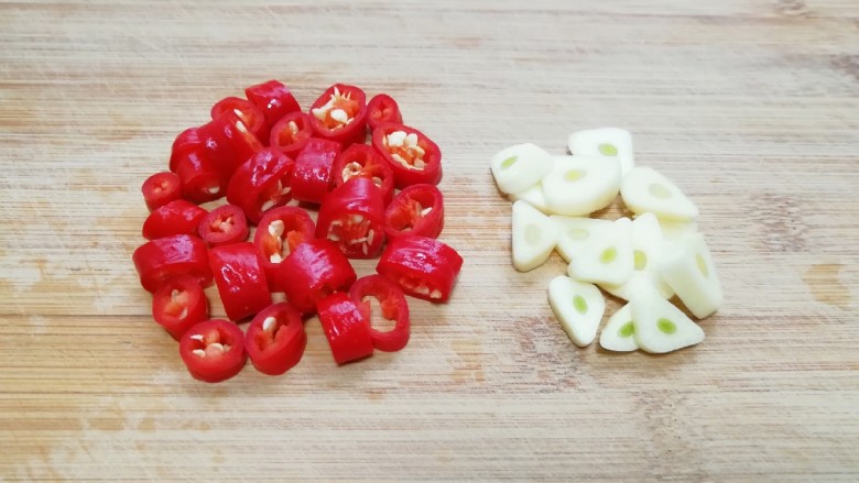 冬至美食 毛豆炒鸡丁,红线椒和<a style='color:red;display:inline-block;' href='/shicai/ 2794'>大蒜</a>洗干净切碎。