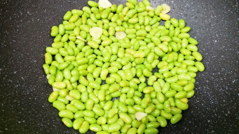 冬至美食 毛豆炒鸡丁,翻炒至毛豆变色。