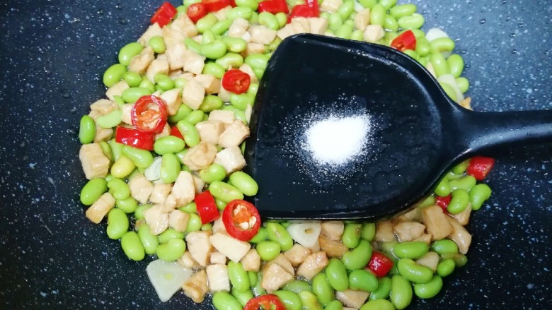 冬至美食 毛豆炒鸡丁,放盐调味。