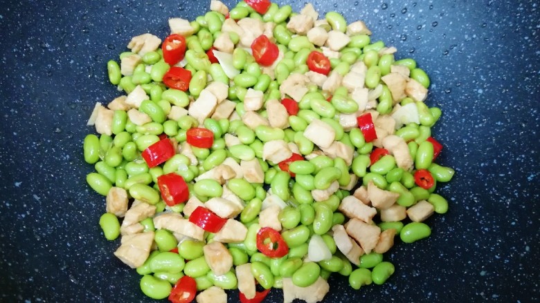 冬至美食 毛豆炒鸡丁,放蔬之鲜翻炒均匀,关火出锅。