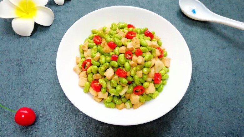 冬至美食 毛豆炒鸡丁,装盘。