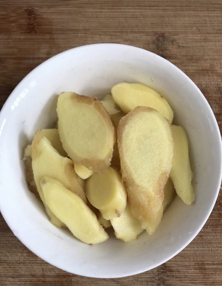香辣卤鸡爪,姜片洗净后切片备用。