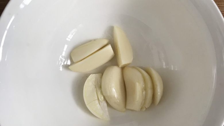 香辣卤鸡爪,蒜瓣洗净剥好备用。