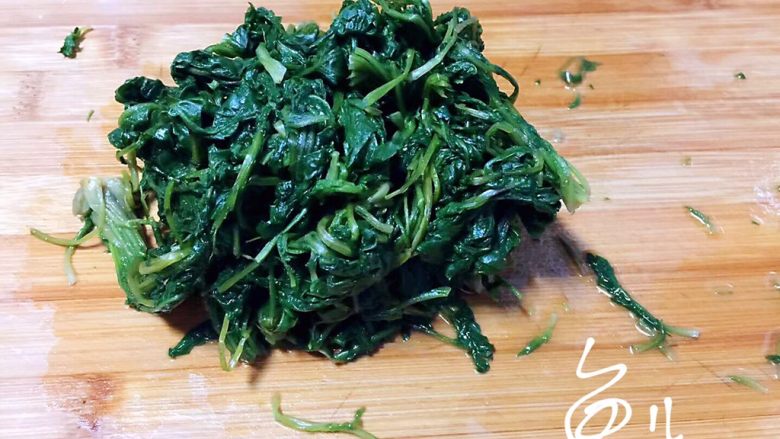 冬至美食 猪肉荠菜水饺,<a style='color:red;display:inline-block;' href='/shicai/ 126'>荠菜</a>洗净,开水下锅焯30秒,捞出沥干水分