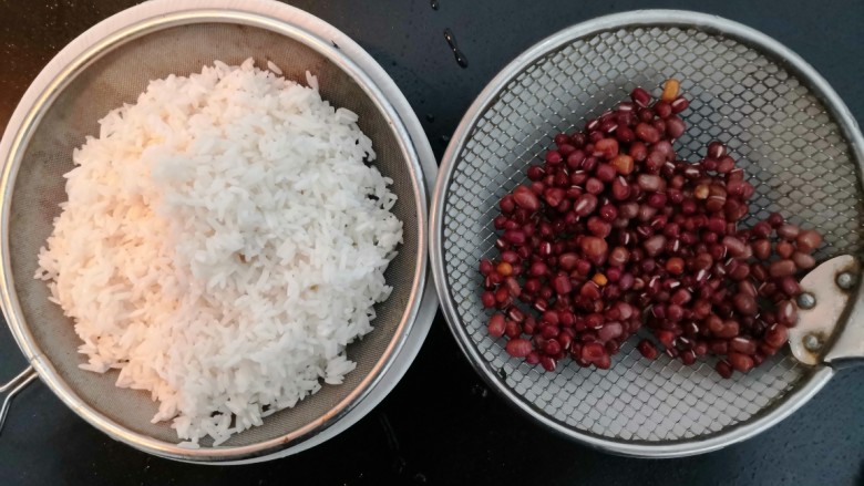冬至美食 红豆糯米饭,浸泡好的,糯米和红豆,清洗干净,沥干水份备用