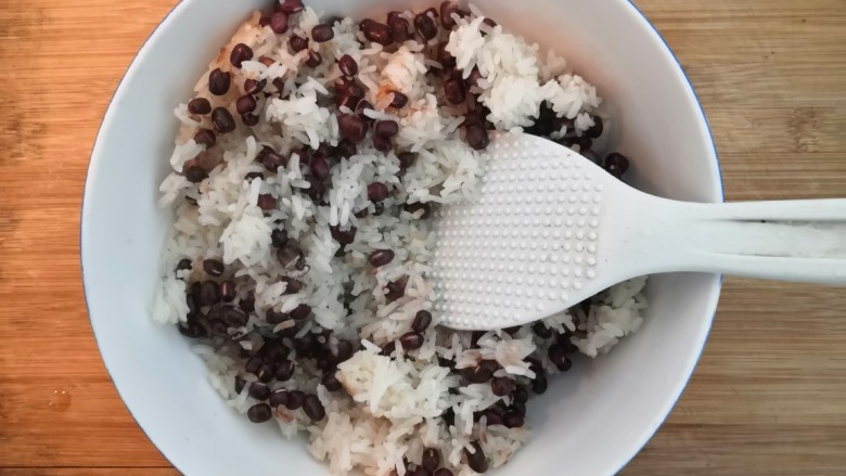 冬至美食 红豆糯米饭,蒸好的红豆糯米饭,盛入大碗中,搅拌均匀