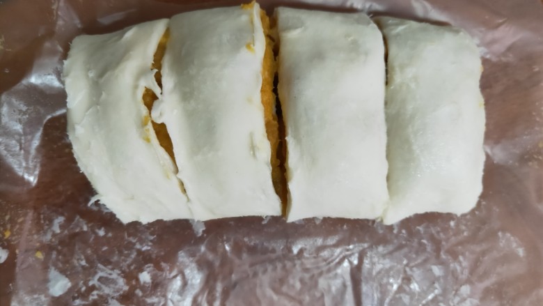 奶香红薯饼,卷起来,切块。