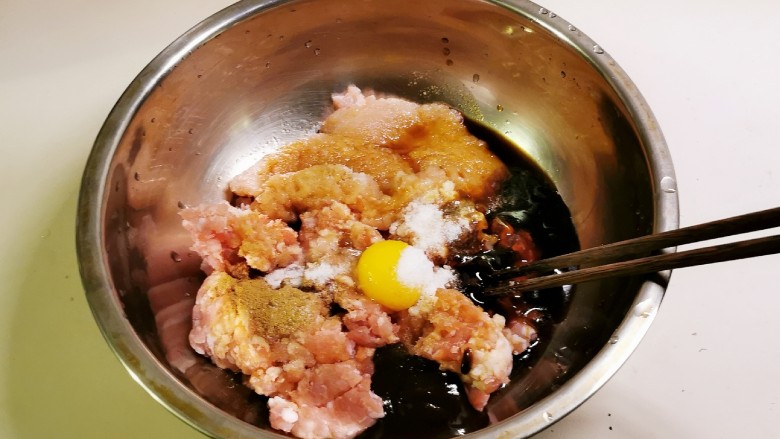 冬至美食 三鲜水饺,所有调味品放好 朝一个方向搅拌均匀备用