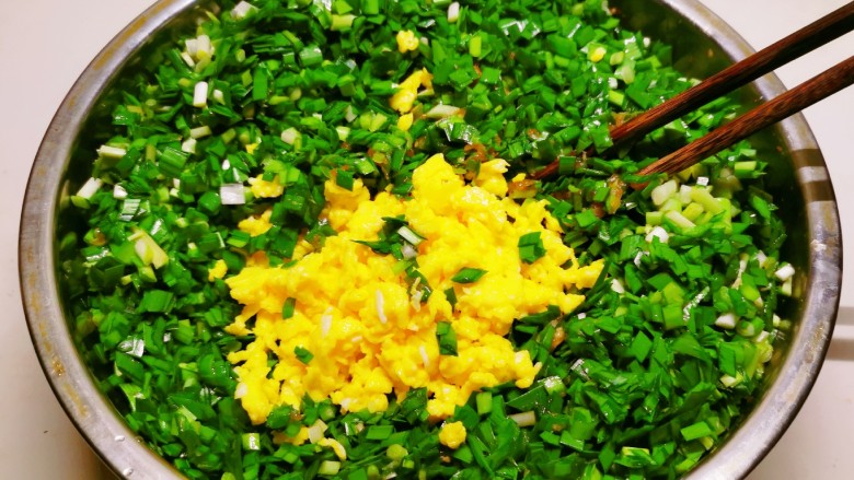 冬至美食 三鲜水饺,韭菜切碎 炒熟2个鸡蛋碎 放入馅料盆 淋上<a style='color:red;display:inline-block;' href='/shicai/ 3738'>芝麻油</a> 拌匀即可