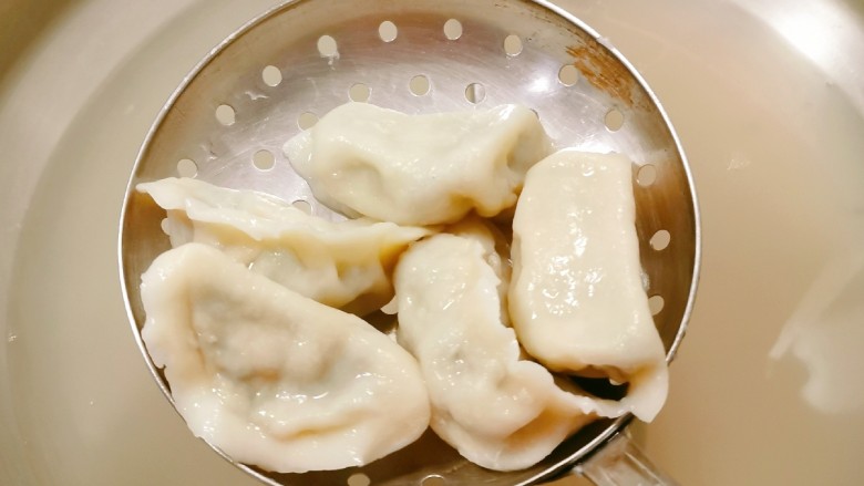 冬至美食 三鲜水饺,饺子开水下锅 盖上盖子煮开 开盖煮至饺子飘起来 每个饺子气鼓鼓的样子 就熟了