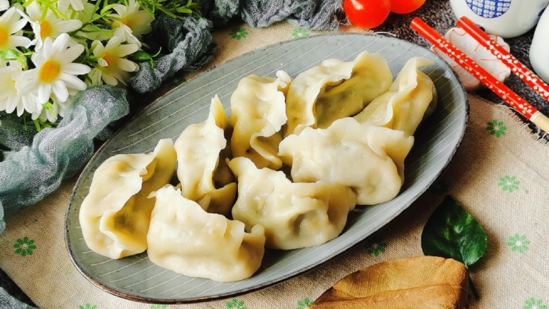 冬至美食 三鲜水饺,捞出装盘  蘸着醋吃  冬至快乐