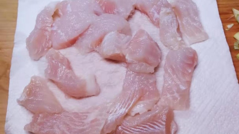 冬至美食 莓果烧鱼块,鱼切方块状 放到厨房用纸上 将多余的水分吸干