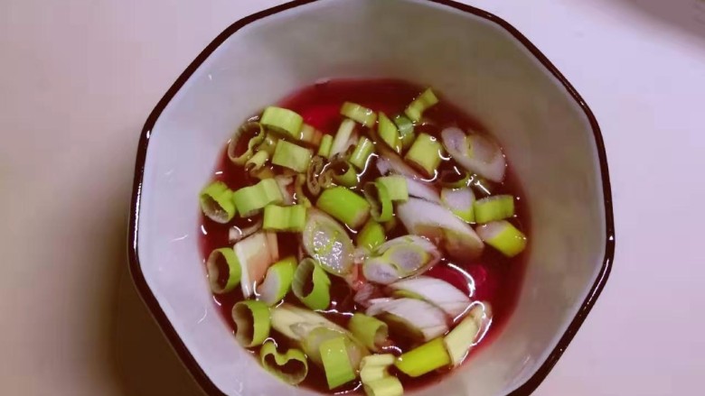 冬至美食 莓果烧鱼块,先做好碗汁备用 碗中放入<a style='color:red;display:inline-block;' href='/shicai/ 109180'>蔓越莓果汁</a>和葱片