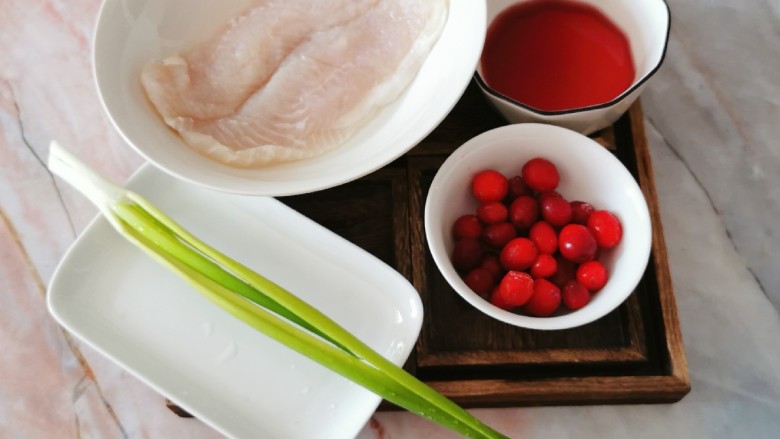 冬至美食 莓果烧鱼块,食材准备好