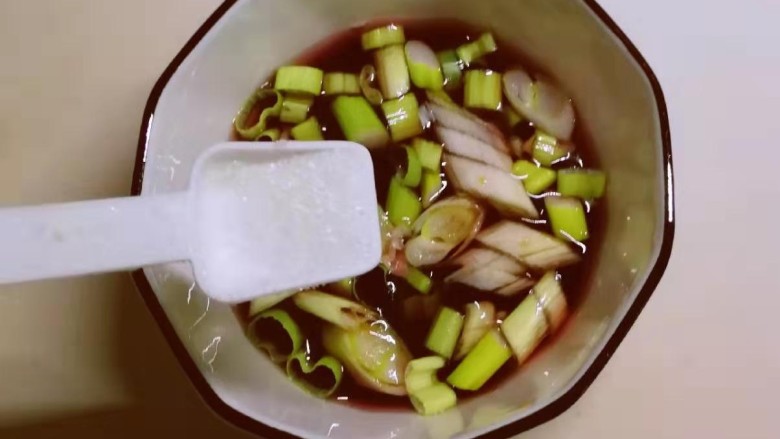 冬至美食 莓果烧鱼块,放入<a style='color:red;display:inline-block;' href='/shicai/ 3729'>白糖</a> 搅拌均匀 碗汁做好 备用
