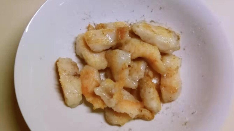 冬至美食 莓果烧鱼块,两面煎好后取出备用