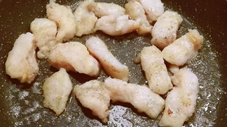 冬至美食 莓果烧鱼块,将腌好的鱼块放入锅中煎制 不要着急翻面 待一面定型 有了微微焦黄的颜色 再翻另一面煎制
